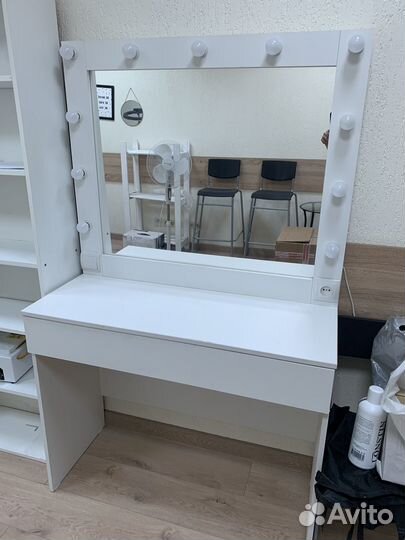 Столик для визажиста