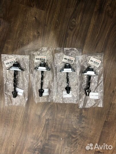 Ограничитель двери Тойота Камри 40 68620-33070