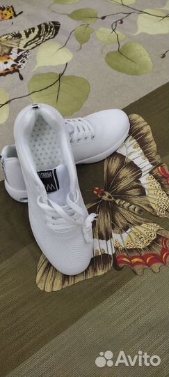 Кроссовки женские