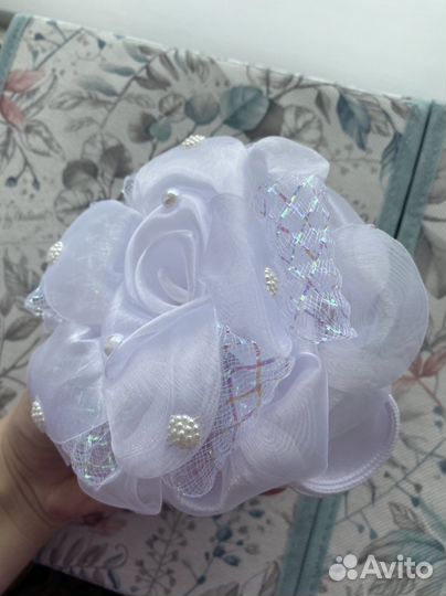 Белый праздничный бант на резинке