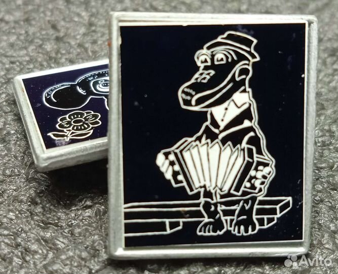 Значки Гена и Чебурашка. Ситалл