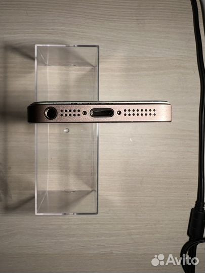 Телефон iPhone SE