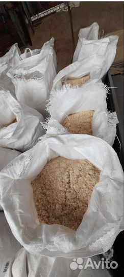 Солома, опилки в мешках