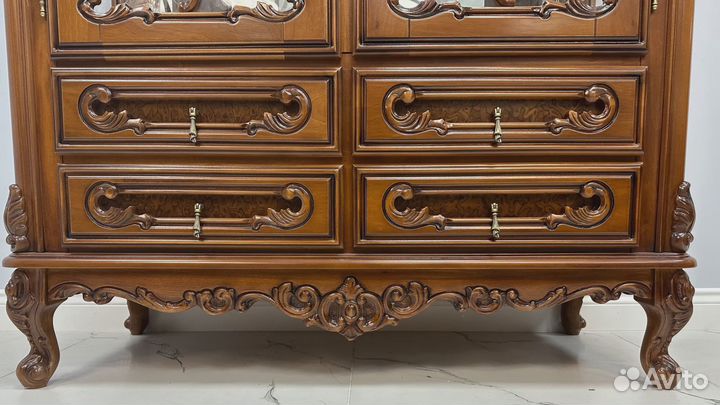 Шкаф витрина из Румынии