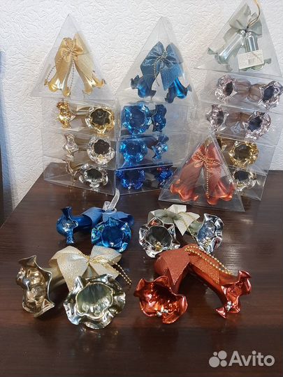 Новогодние стеклянные шары и колокольчики