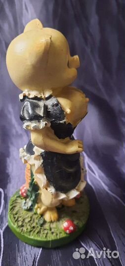 Статуэтка свинка-секси. Высота 17см