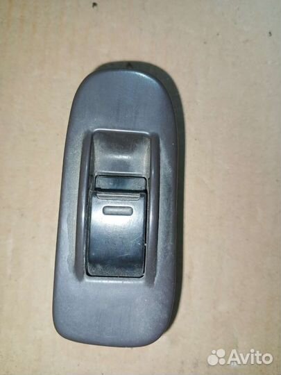 Кнопка стеклоподъемника левая Toyota Hiace 1996г