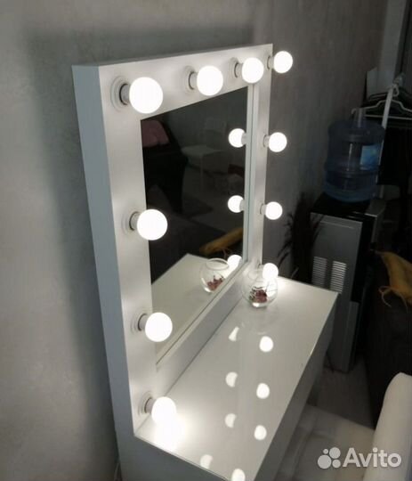 Гримерное зеркало бровиста визажиста