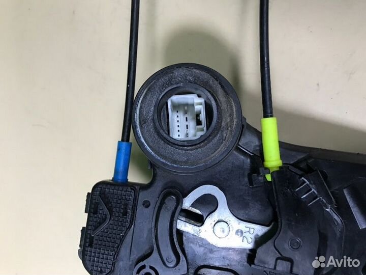 Замок двери задний правый Toyota Avensis AZT250