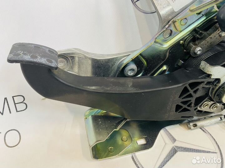 Педаль стояночного тормоза Mercedes W204