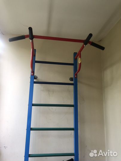 Турник настенный