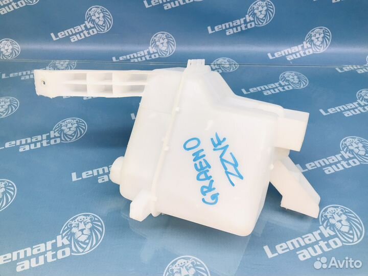 Бачок омывателя лобового стекла Nissan Tiida C11