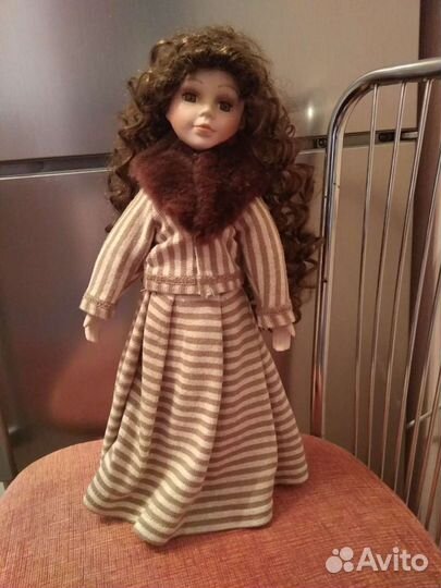 Кукла фарфоровая