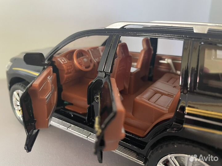 Коллекционная toyota land cruiser prado 1:24