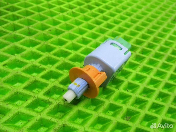 Датчик включения стопсигнала Mitsubishi Pajero Spo