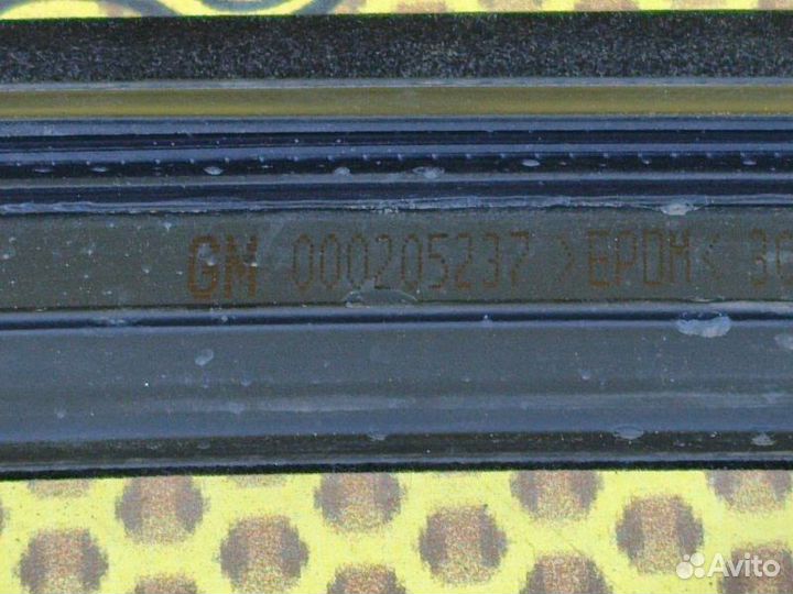 Уплотнитель стекла двери задний левый Opel