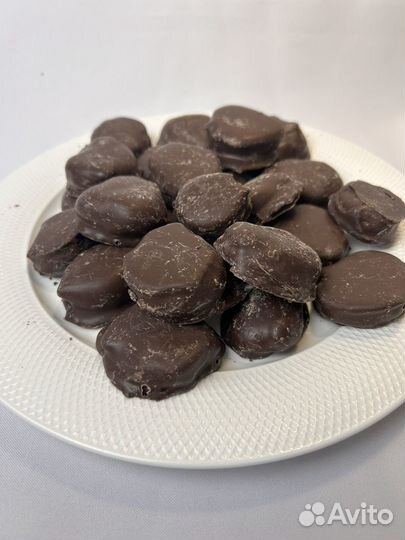 Орехи и сухофрукты в шоколаде