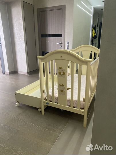 Детская кроватка с маятником