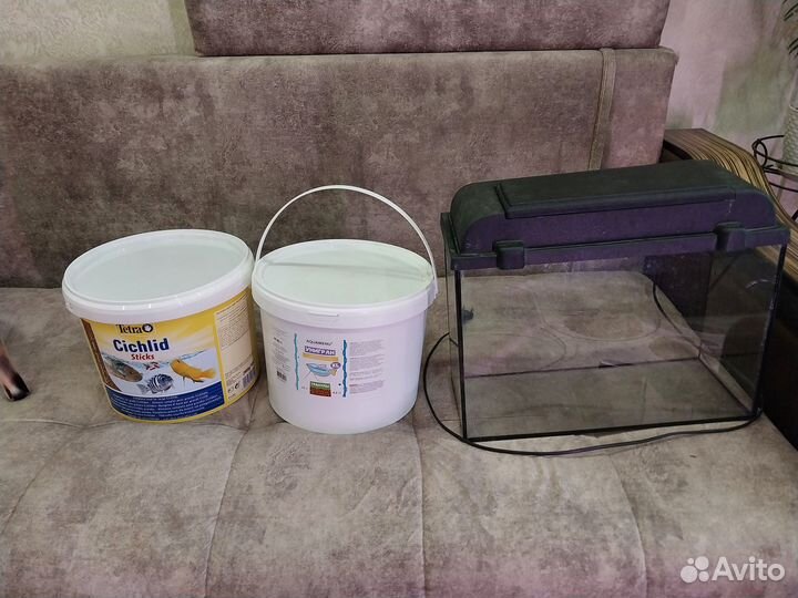Аквариум с тумбой и рыбами