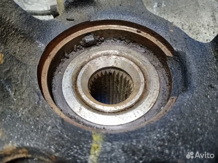 Кулак поворотный правый Митсубиси Лансер 10