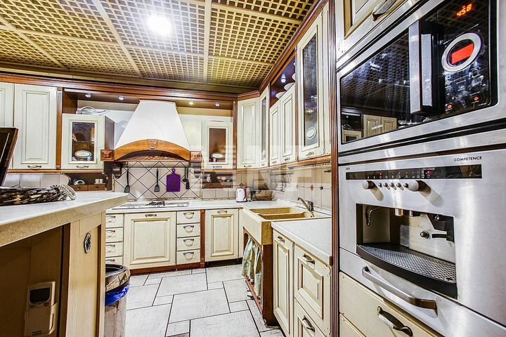 Дом 1200 м² на участке 5 сот.