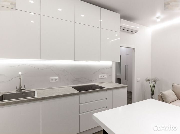 Кухня Белая угловая Сборка