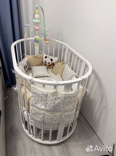 Детская кроватка с маятником белая