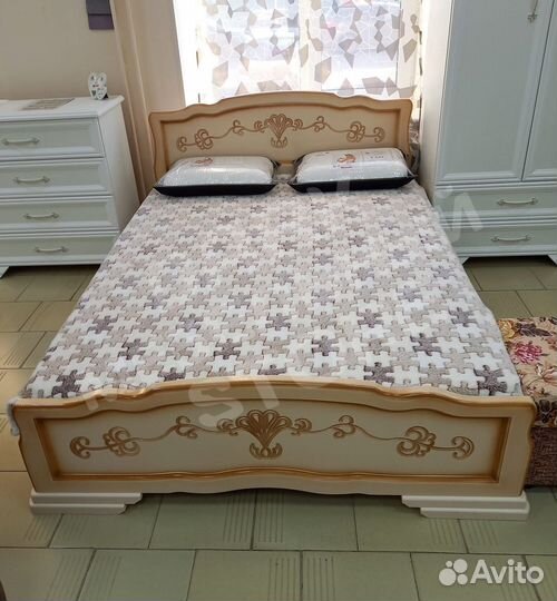 Кровать массив