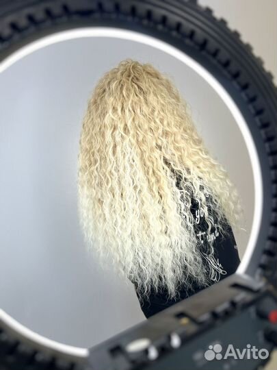 Модель на афрокудри афролоконы