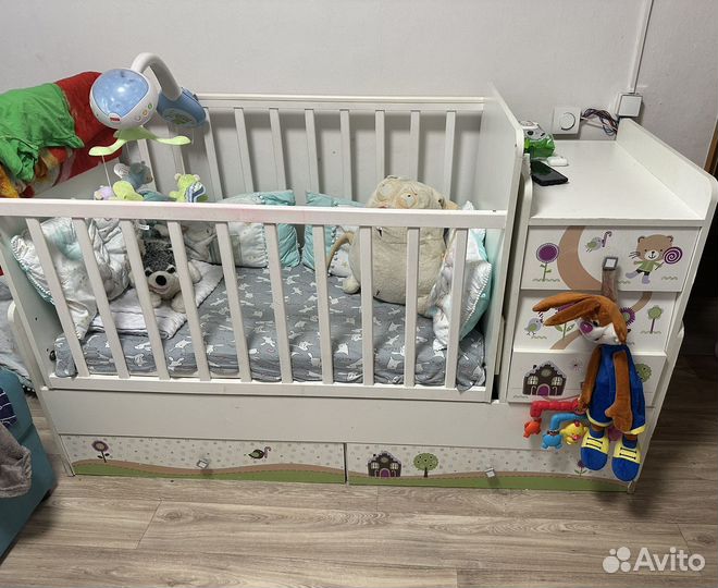 Детская кроватка с маятником