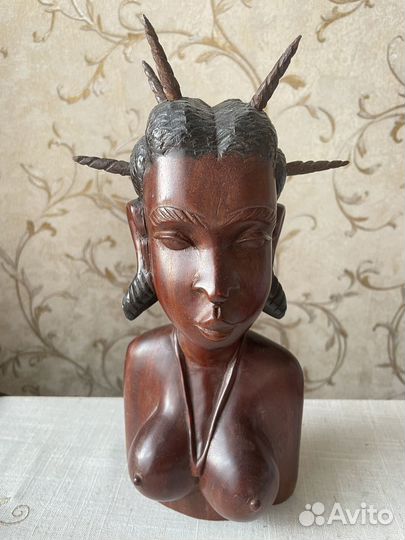 Статуэтка из красного дерева