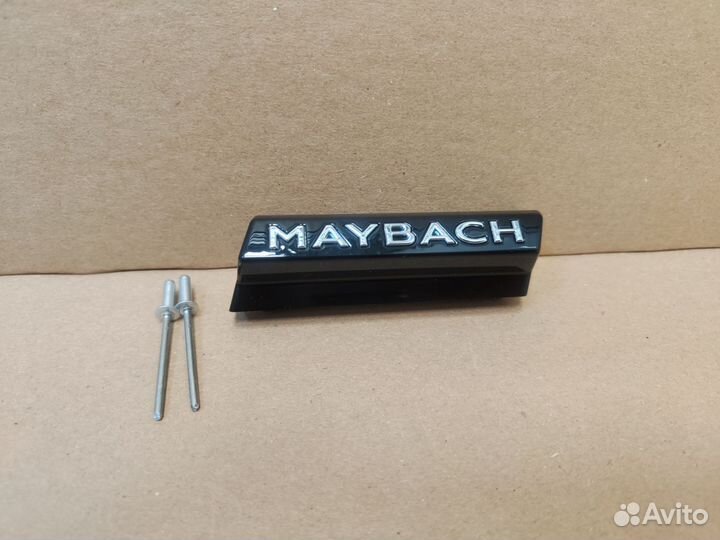 Шильдик Maybach в решетку радиатора Mercedes