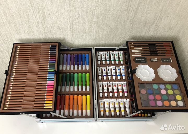 Набор художника в металлическом чемодане