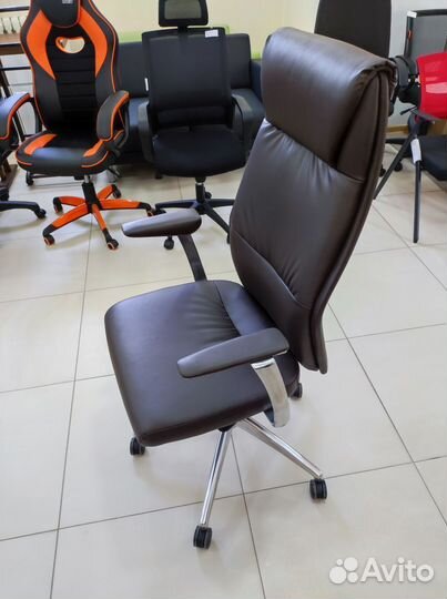 Офисное кресло