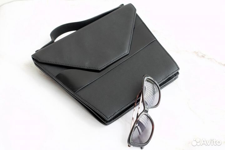 Сумка черная кросс-боди через плечо трапеция