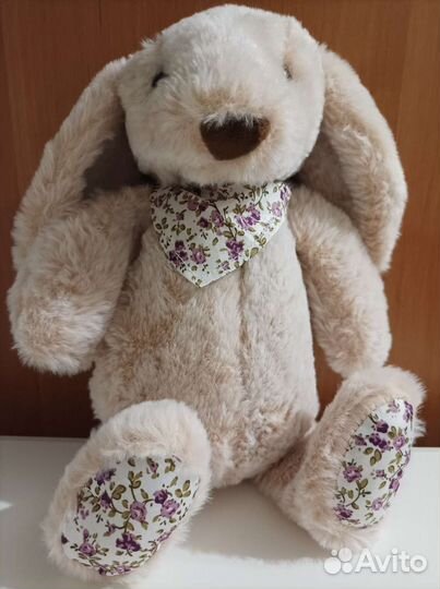 Мягкая игрушка плюшевый заяц цвет пастельный беж