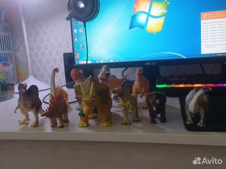 Продам динозавров
