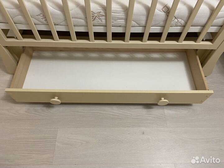 Детская кроватка с маятником и ящиком