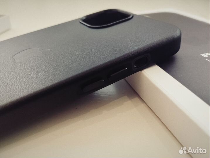 Чехол на iPhone 13. Кожаный. Черный