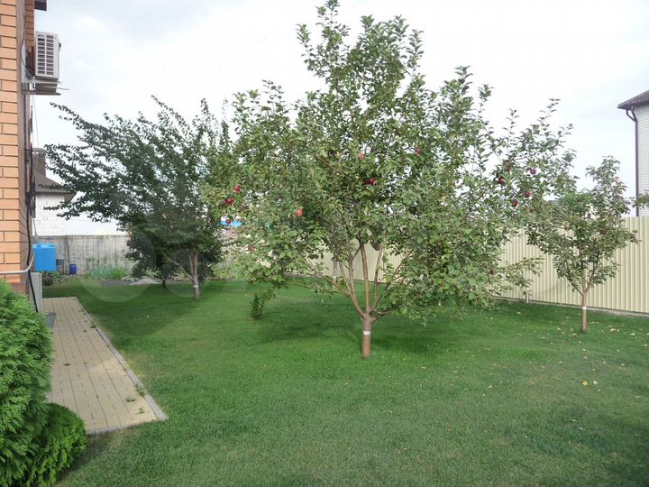 Коттедж 338 м² на участке 10 сот.