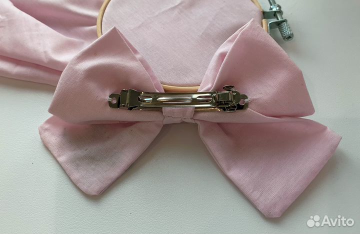 Бант с вышивкой ручная работа