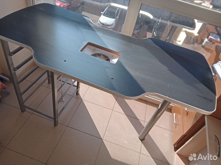 Маникюрный стол с вытяжкой