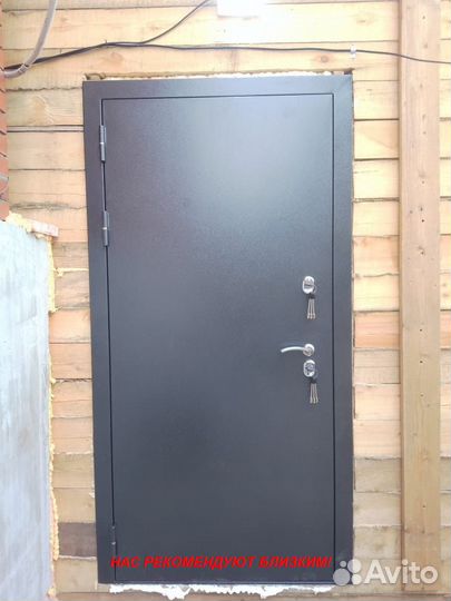 Тяжелая дверь металлическая в дом