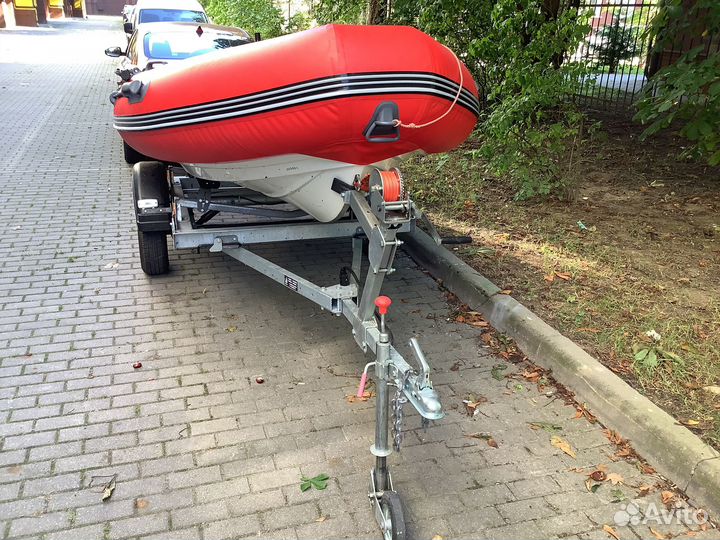 Надувная лодка риб с мотором и прицепом