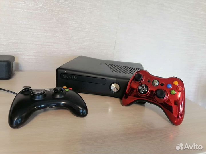 Xbox 360S +2джоя, 999игр Прошита