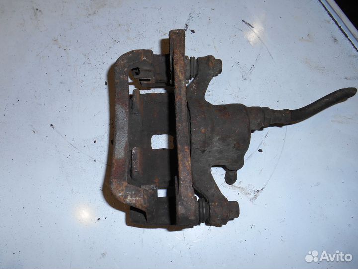 Задний правый суппорт Mitsubishi Galant