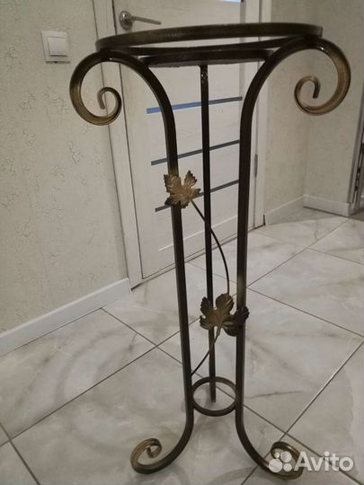 Кованая подставка для цветов