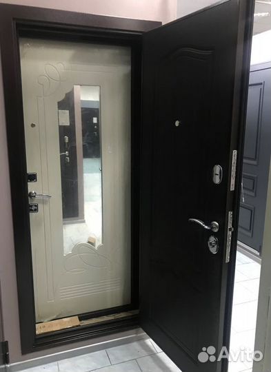 Дверь входная с зеркалом