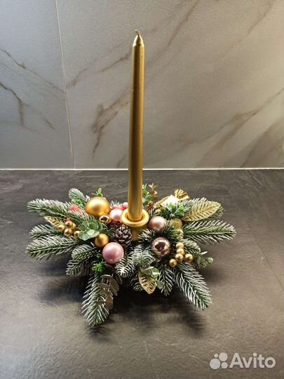 Новогодняя композиция на стол с золотой свечой