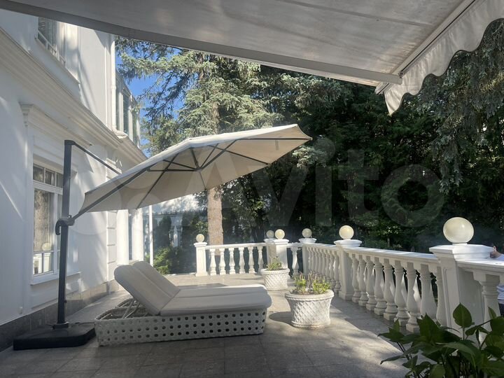 Дом 1400 м² на участке 54 сот.